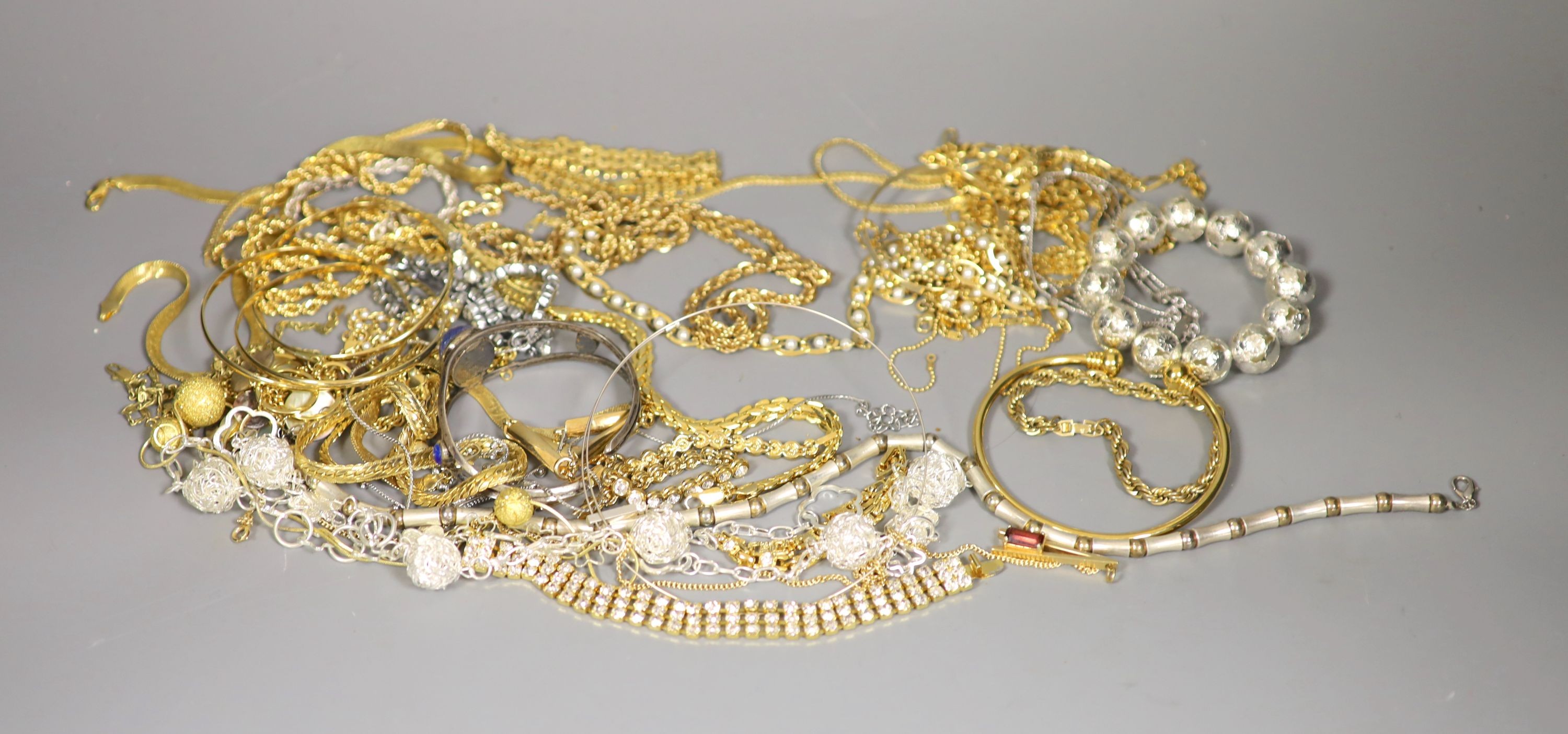A quantity of assorted costume jewellery including a lapis lazuli set bangle.